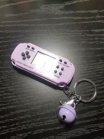 Porte-clés console jouable violette avec plus de 20 jeux intégrés 