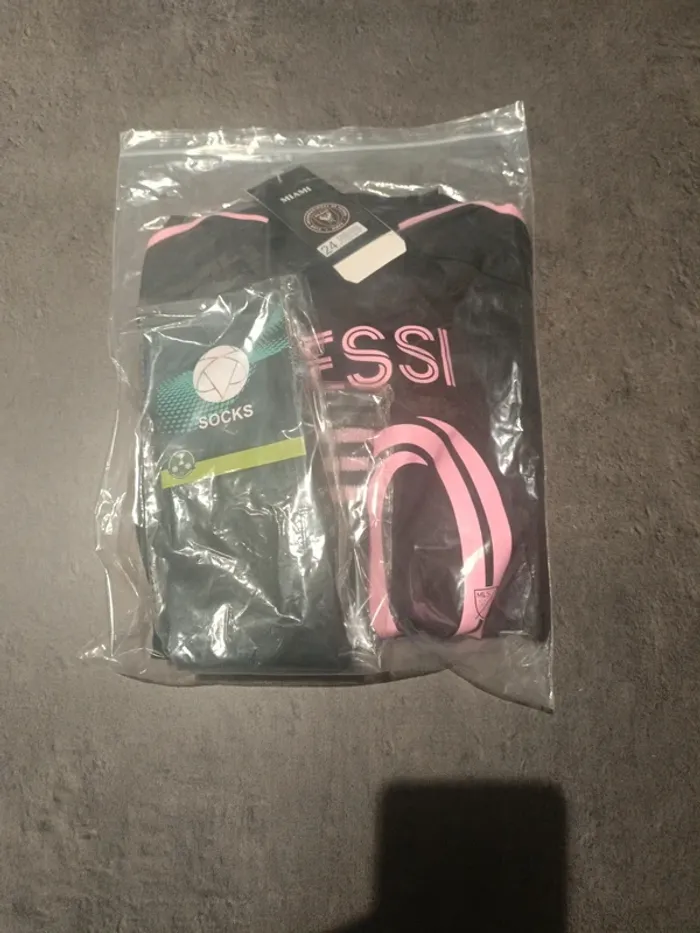 Tenue foot Léo Messi Inter Miami noir/rose. T.24 - photo numéro 5