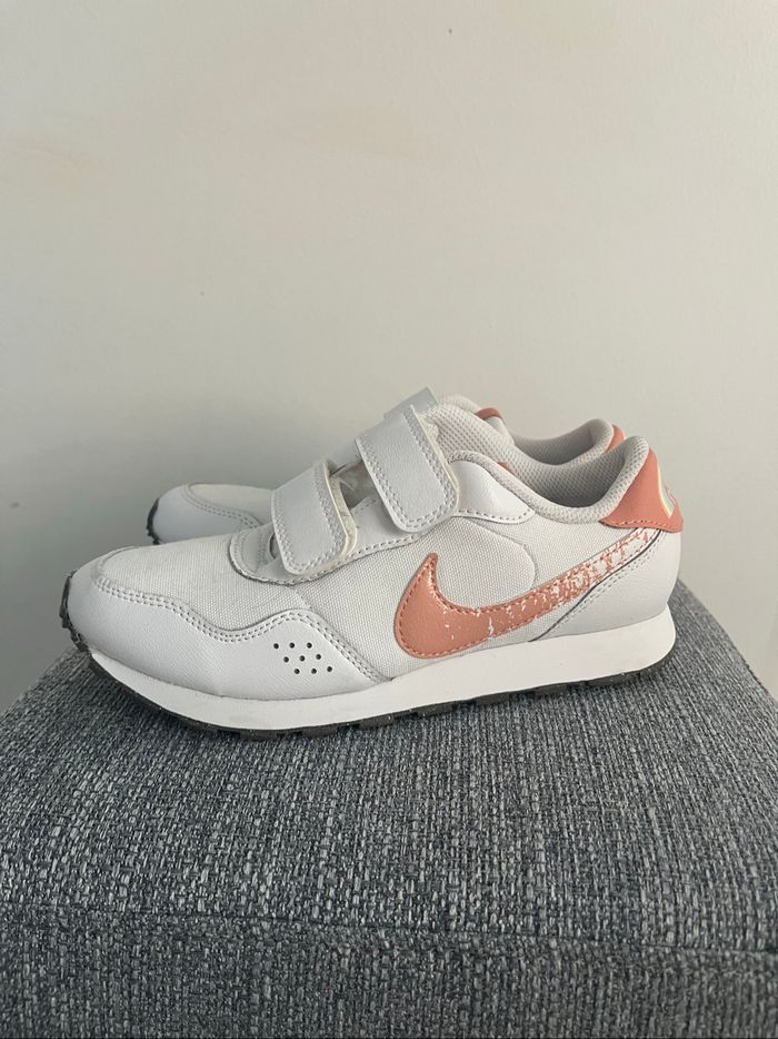 Baskets Nike MD Valiant  Taille 33,5 - photo numéro 4