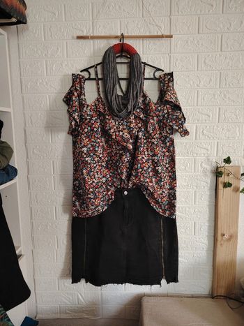 Ensemble jupe noire, haut imprimé et tour de cou