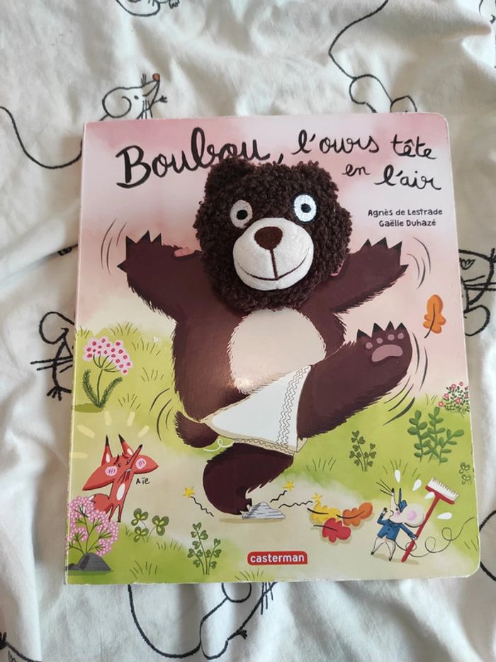 Livre boubou l ours tête en l air