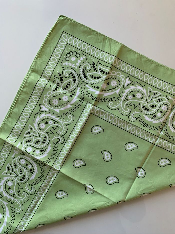 Foulard vert à motifs