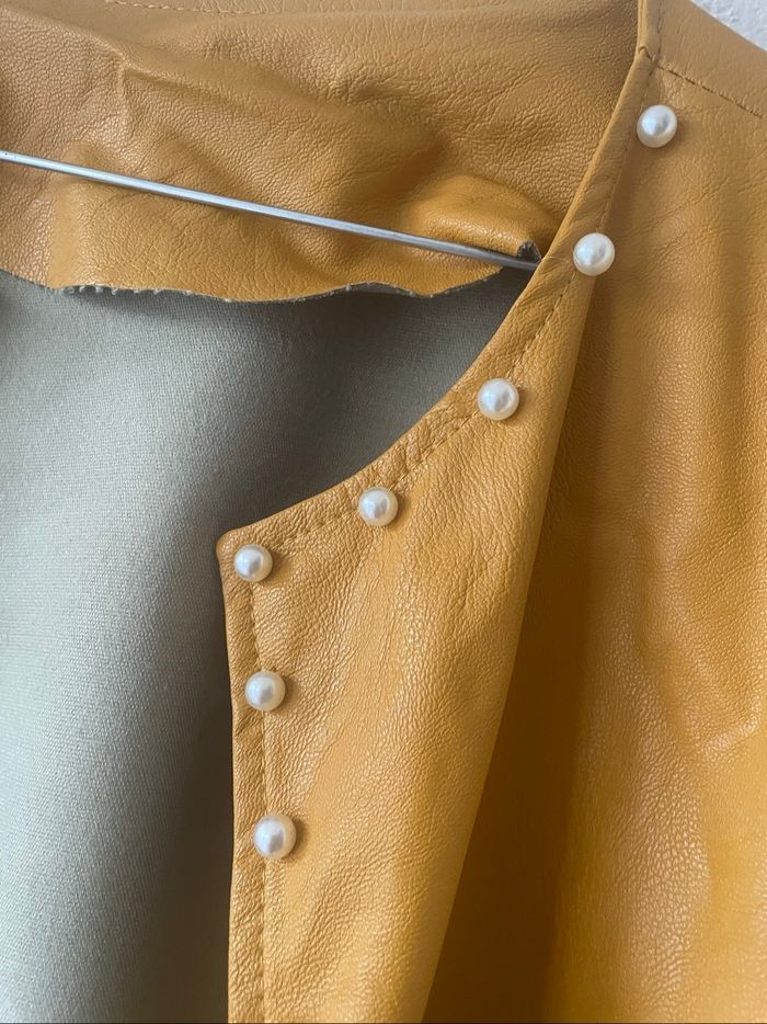 Veste courte similicuir avec perles - photo numéro 3