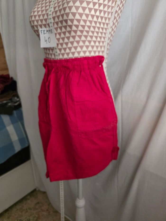 Short, rouge,en excellent état, en coton, longueur 42cm, largeur de taille 35cm élastique, largeur de cuisse 34cm, hauteur de taille 32cm, marque KizKiz =5€ - photo numéro 2