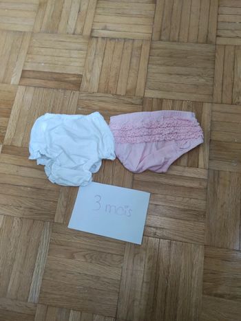 Deux culottes sur couches