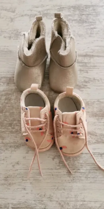 Lot de deux paires de chaussures 6/12 mois