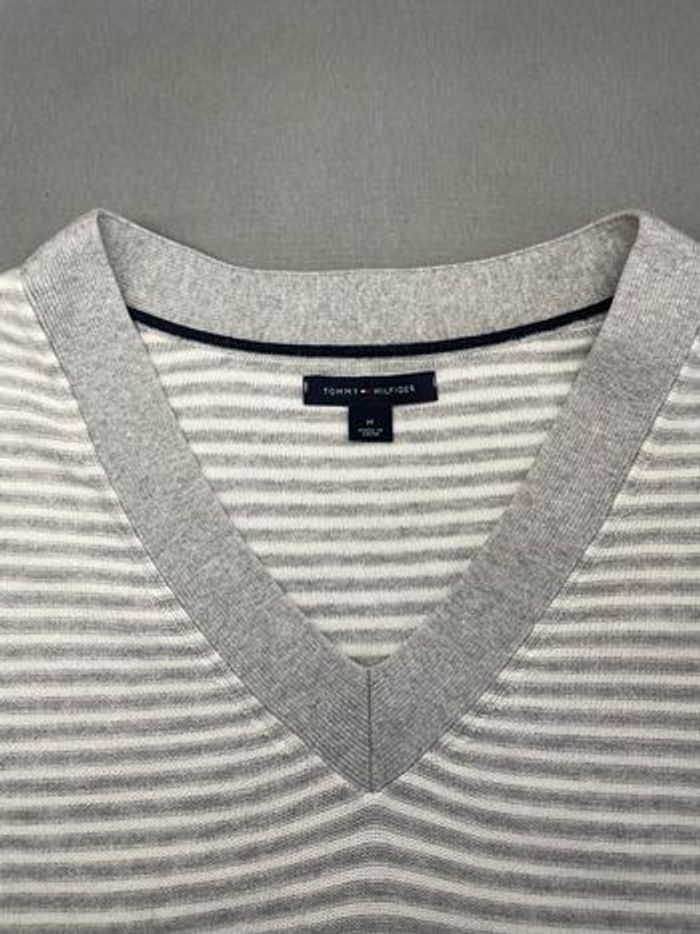 Pull Tommy Hilfiger rayé gris et blanc - photo numéro 2