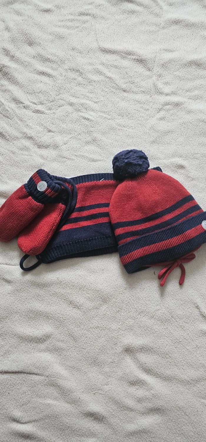 Lot bonnet snood et moufles neuf