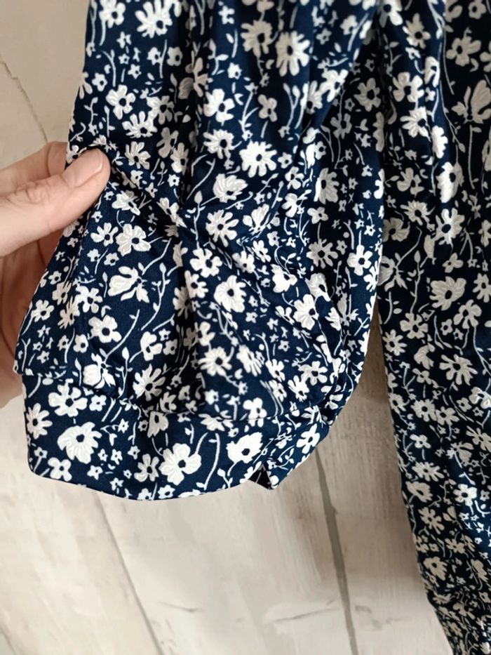 Blouse bleue à fleurs blanches et son col en broderie - photo numéro 5