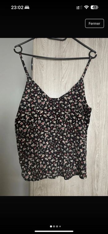 Débardeur noir à fleurs rouge et blanche