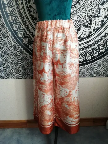Pantacourt large fluide effet satin beige à motifs toile de jouy orange / new collection / (M-L)