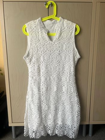 Très jolie robe blanche en dentelle / macramé