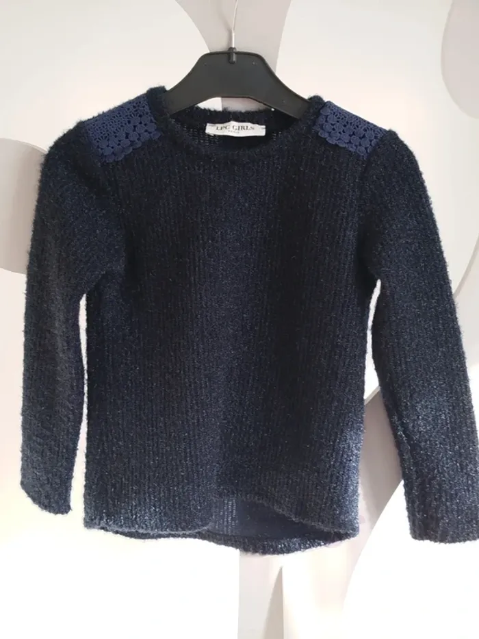 Joli pull bleu marine irisé LPC taille 6 ans
