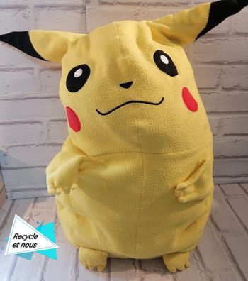 Grande et grosse peluche pikatchu