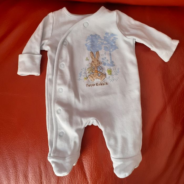 Naissance/1 mois: Pyjama Pierre le lapin *avec protège-mains