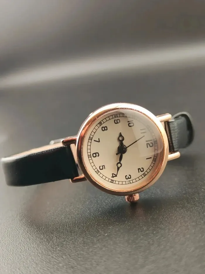 Montre ronde fine noire, dorée, discrète, précise - photo numéro 2
