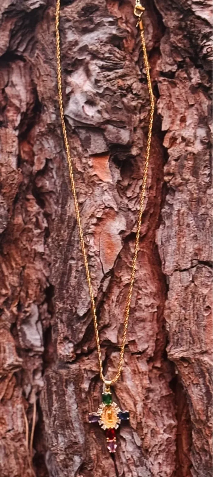 Collier acier inoxydable or croix cristaux couleurs et blanc vierge gravée au centre habaha paris - photo numéro 4