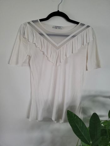 T-shirt crème à volant