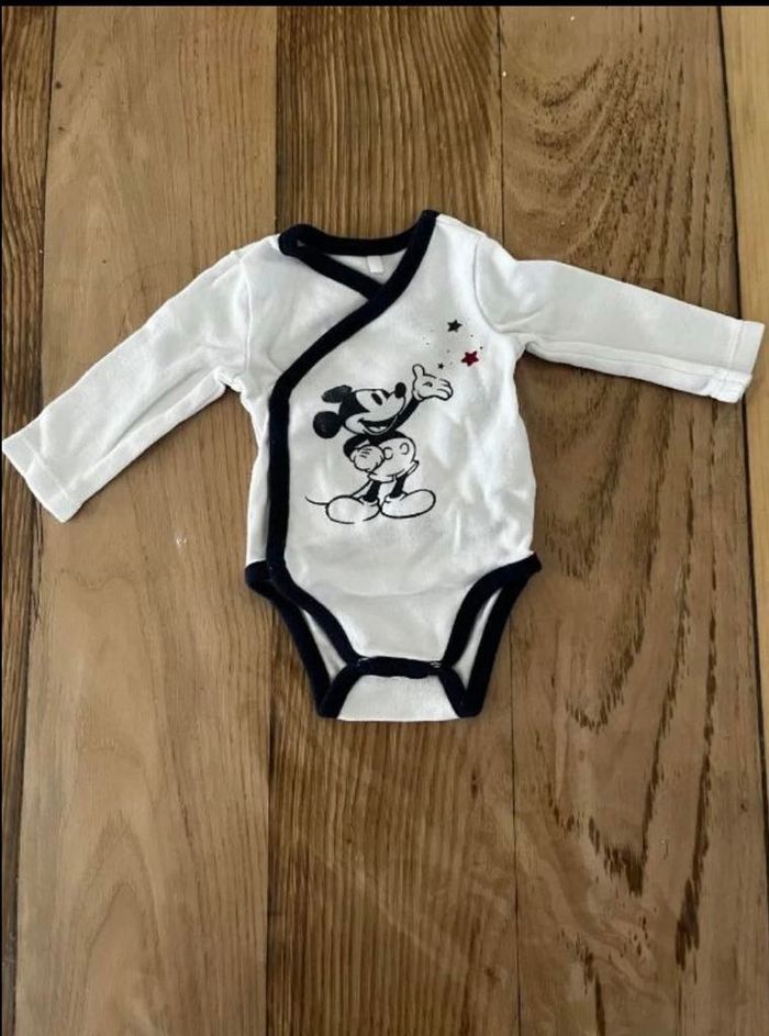 Body ouverture devant Mickey Mouse – Orchestra – naissance