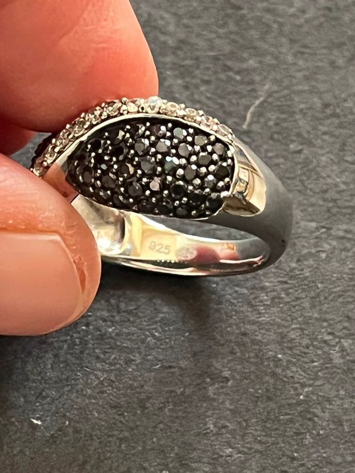 Belle bague en argent massif avec pierres blanches et noires T. 58 femme TBE - photo numéro 7
