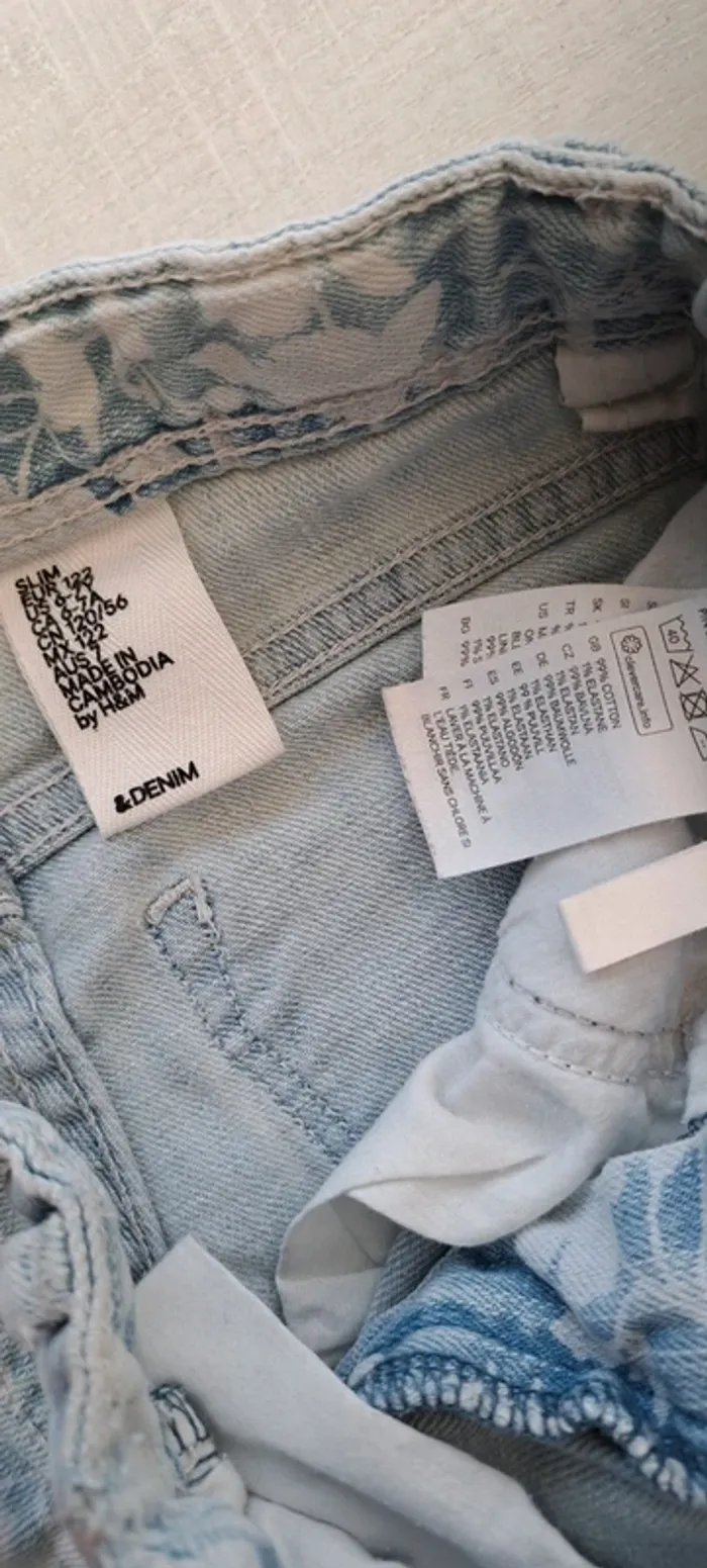 Jeans slim H&M - bleu motif fleurs blanches - taille 122cm 6-7 ans - coton - photo numéro 5