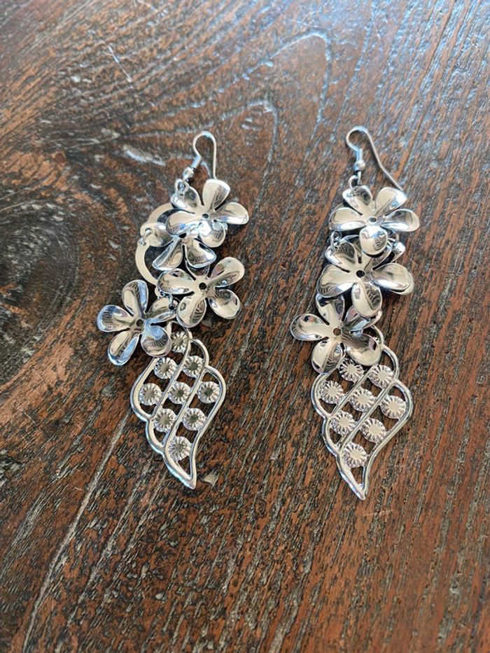Magnifique paire de boucles d’oreilles avec fleurs - photo numéro 3