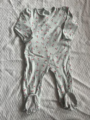 Pyjama avec des cerises
