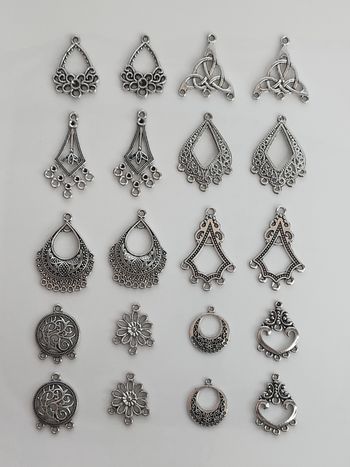 20 chandeliers argentés en métal Lot n°5668