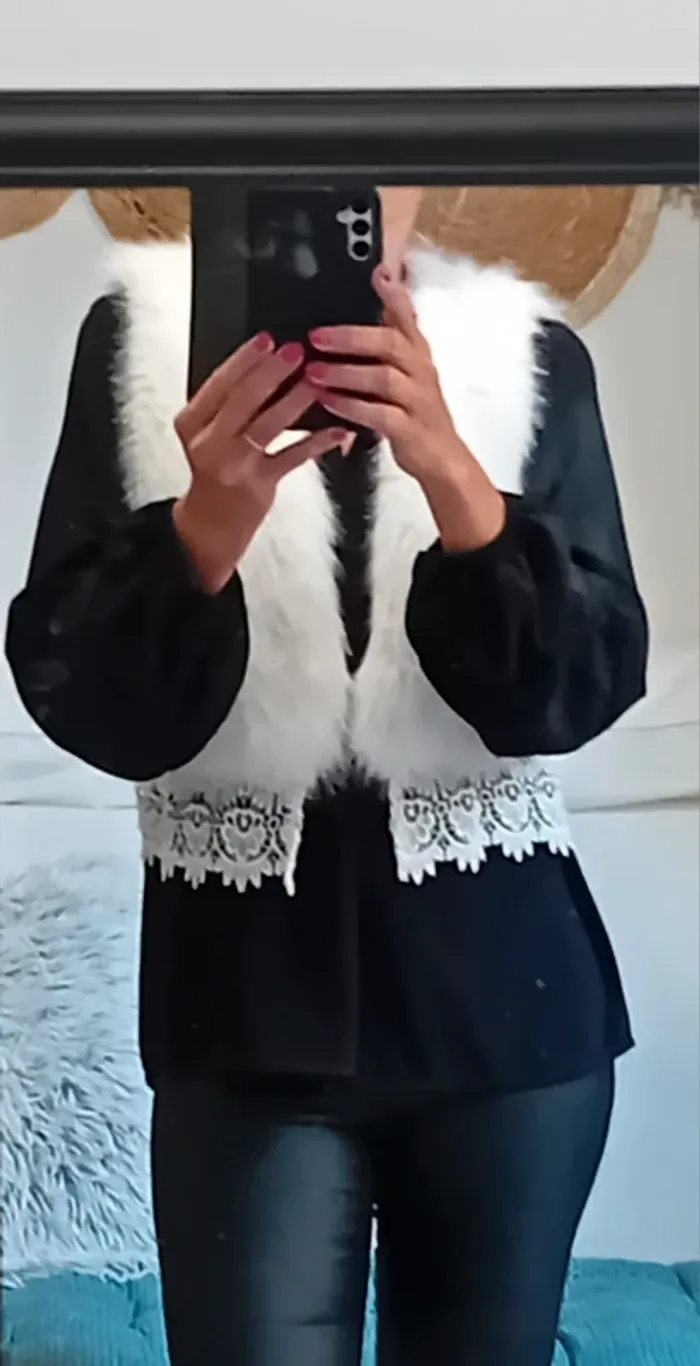 Gilet blanc fourrure et dentelle - photo numéro 2