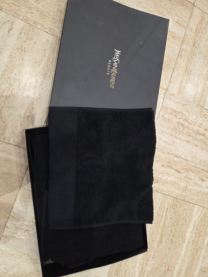 lot neuf de 2 serviettes Yves Saint Laurent Beauté.