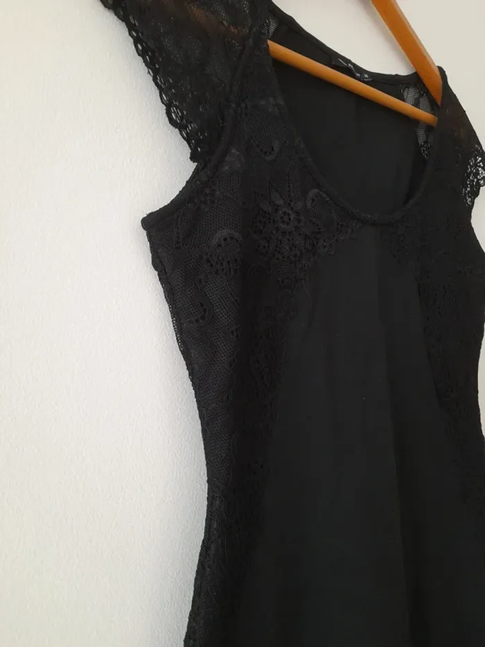 Robe courte moulante et épaules en dentelle - photo numéro 4