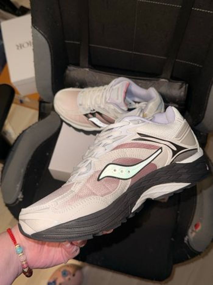 Saucony blanche et rose neuf taille 40 - photo numéro 4