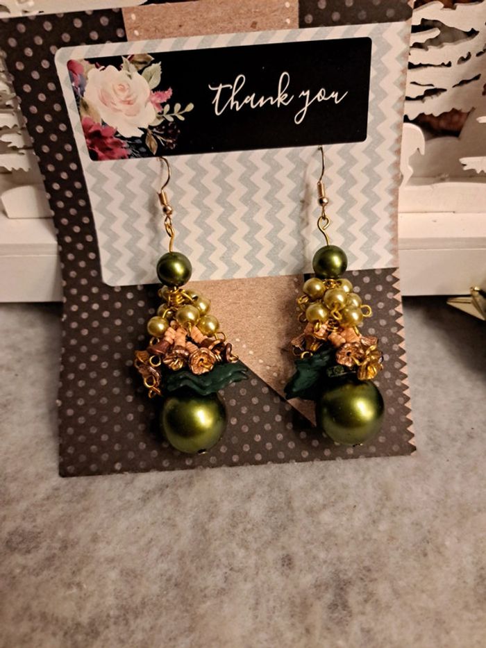 Magnifique paire de boucles d'oreilles pendantes verte et doré - photo numéro 3