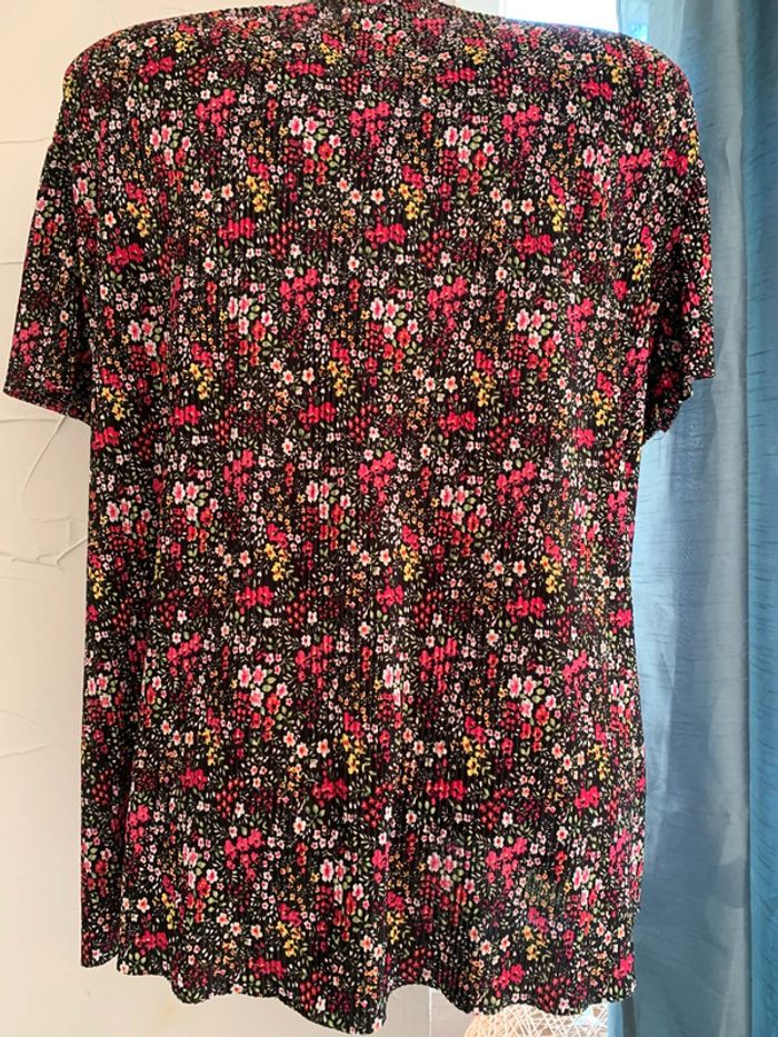 TEE shirt  fleurie manches courtes taille 42-44 - photo numéro 3