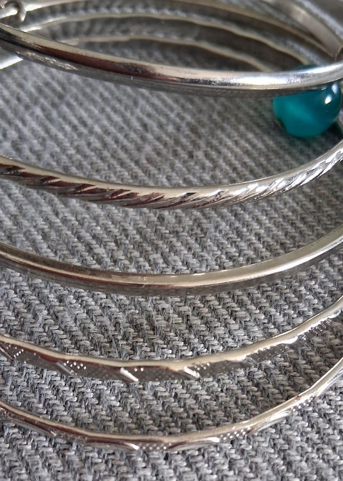 5 bracelets avec breloque - photo numéro 2