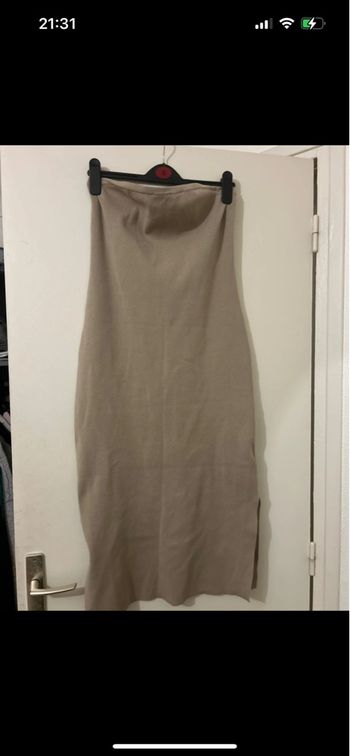 Robe longue beige avec fente sur le côté 