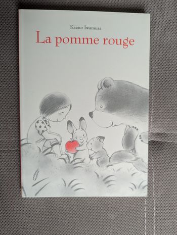 Livre "La pomme rouge"