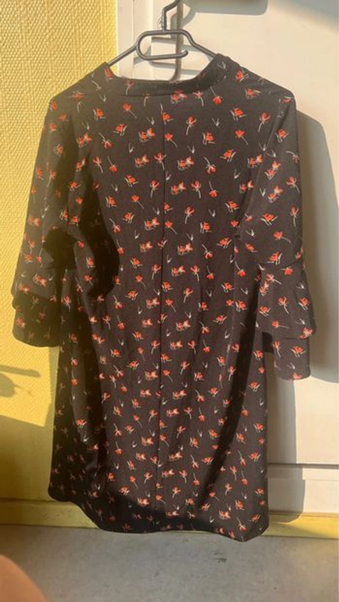 Robe noire à fleurs rouges Kiabi, Limited Edition, taille 38 - photo numéro 3
