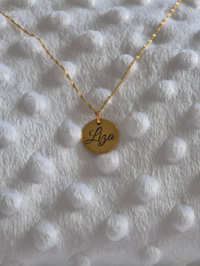 Chaîne et médaillon avec prénom en acier inoxydable