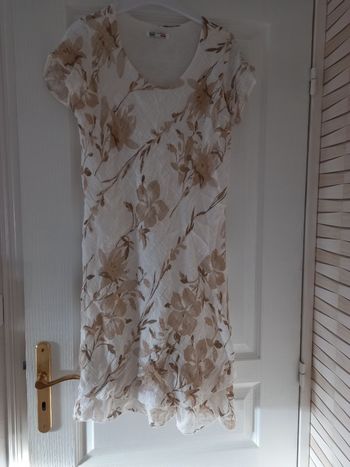 Robe manches courtes blanche taille 40 – 42 