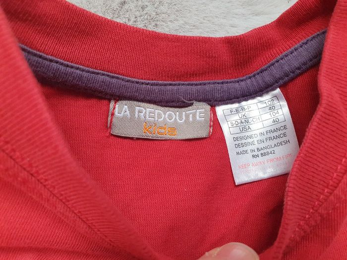 T.shirt col V rouge avec motif La Redoute 4 ans - photo numéro 4