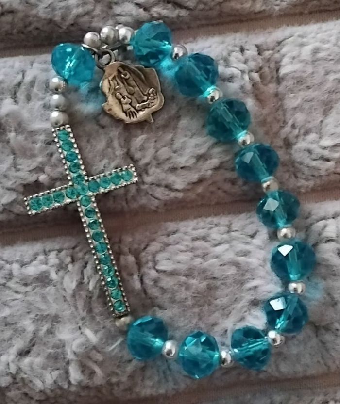 Bracelet perles bleu  croix,roseraie et petite croix - élastique résistant - photo numéro 2