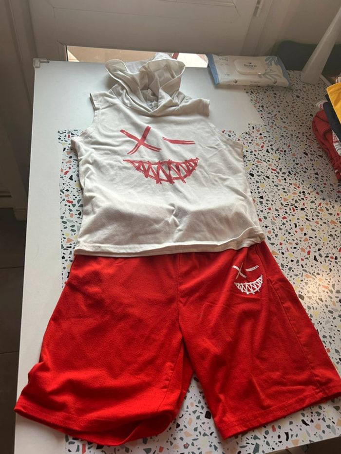 Ensemble short t-shirt a capuche