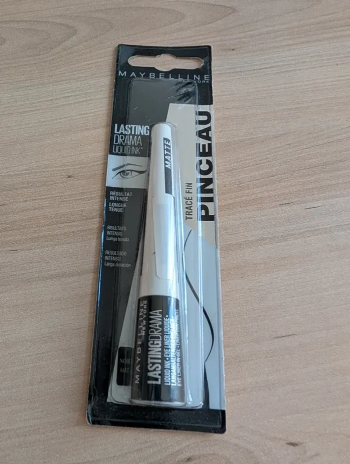 Eye-liner liquide noir lasting drama - photo numéro 3