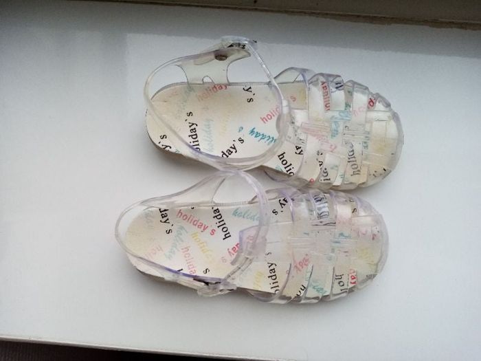 Sandalles plastique T28