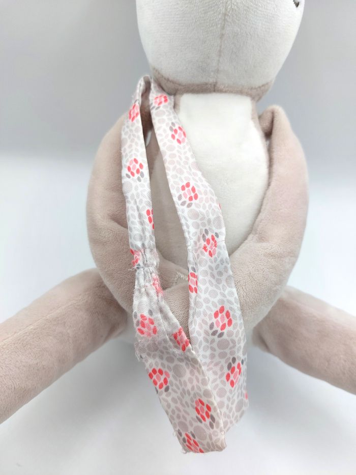 Peluche doudou biche faon gris blanc OBAIBI Okaidi écharpe satinée environ 30 cm - photo numéro 3