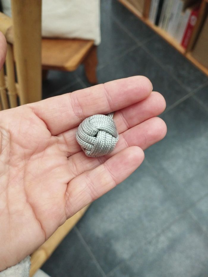 Porte clé en pomme de touline fait main gris - photo numéro 2