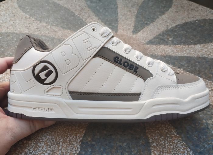 Baskets globe pointure 42 neuves jamais portées blanches et marrons
