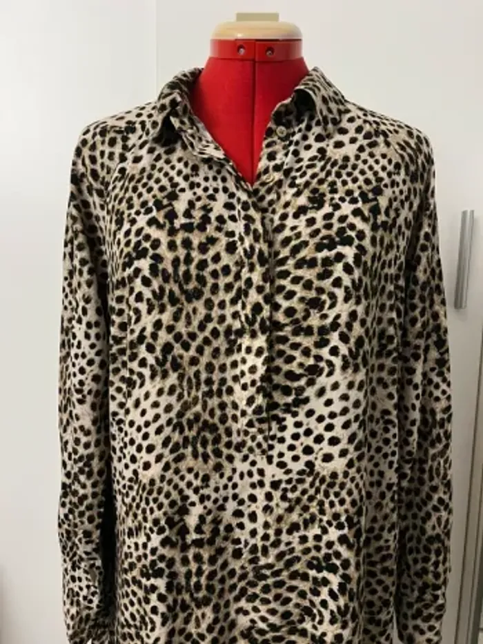 Robe chemise mi-longue léopard H&M