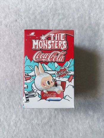Boîte mystère figurine type Labubu Coca the monsters.